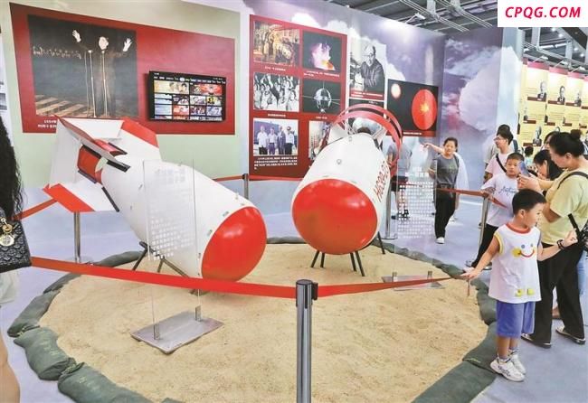 中国首个原子弹氢弹模型在深圳展出