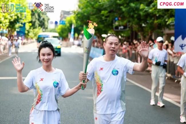 英雄机长刘传健任世运火炬手