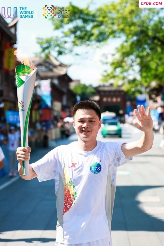 英雄机长刘传健任世运火炬手 传递和平友谊信念