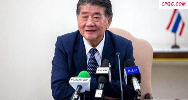 柬边境难民营现状：民众伸手领鸡蛋 战火下的艰难生活