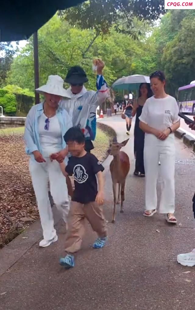 汪峰罕见带4娃同行 次女表情拘谨