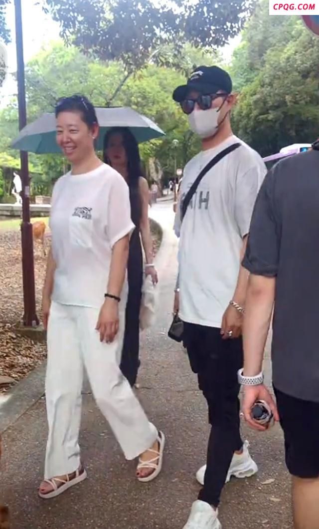 汪峰罕见带4娃同行 次女表情拘谨 家庭重组的复杂心情