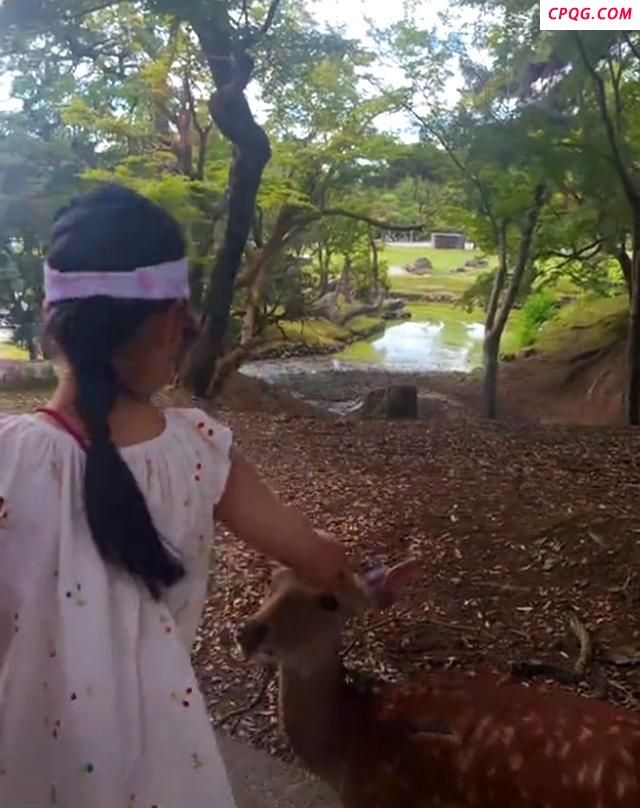 汪峰罕见带4娃同行 次女表情拘谨 家庭重组的复杂心情