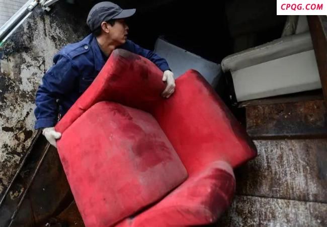上海市民尴尬：扔旧的比买新的还难