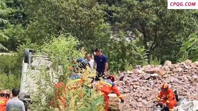 三名老人避暑途中坠崖 消防紧急救援 老年代步车失控侧翻