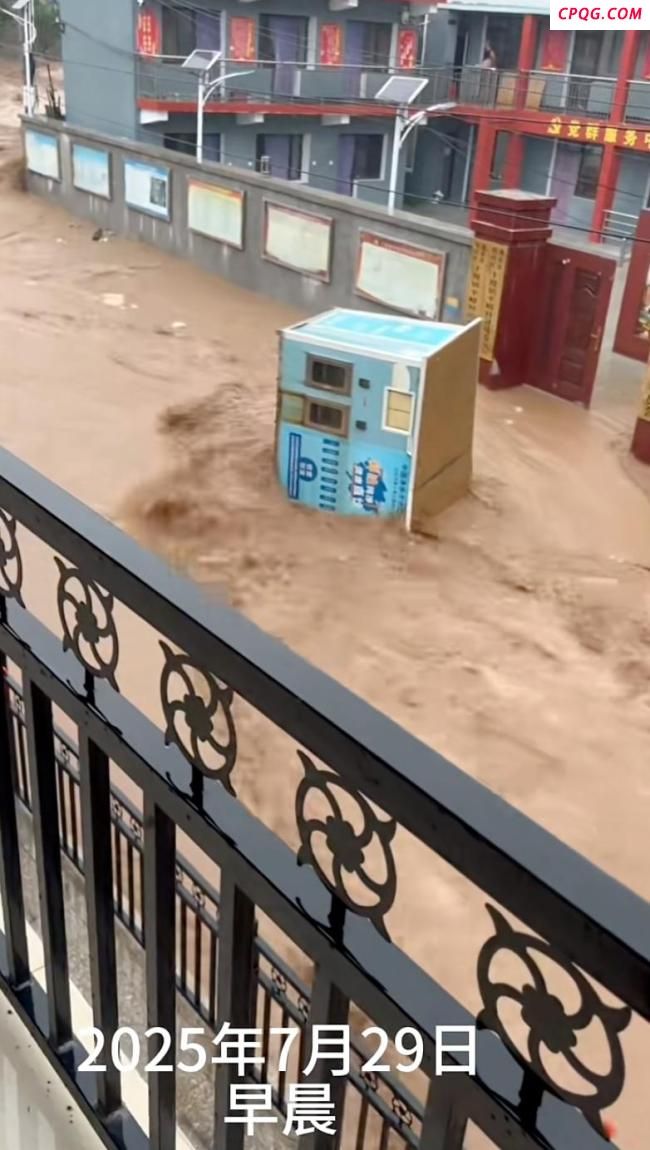 北京房山十渡镇：村民转移游客劝退 暴雨后救援有序进行