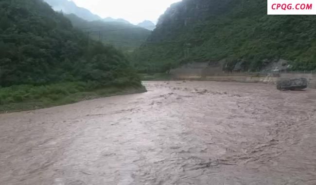 北京房山十渡镇：村民转移游客劝退 暴雨后救援有序进行