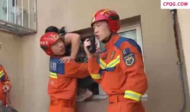 北京大兴消防从小区转移33名被困群众