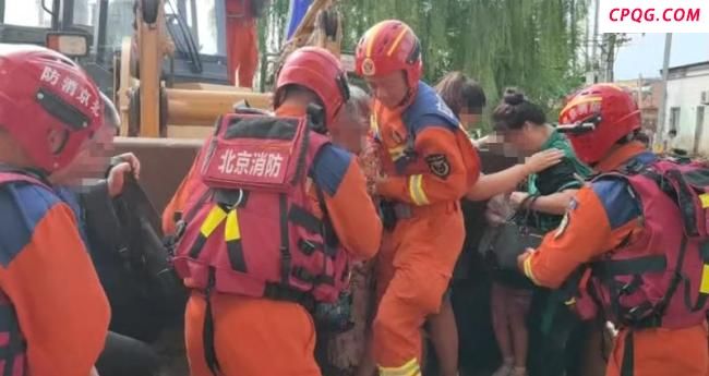 北京大兴消防从小区转移33名被困群众 紧急救援温暖人心