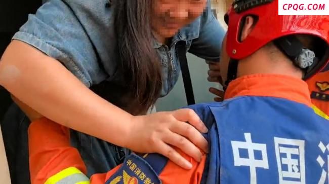 北京大兴消防从小区转移33名被困群众 紧急救援温暖人心
