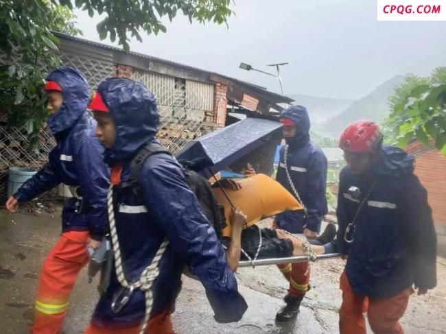 救援人员转移北京怀柔山区受困群众 连夜奋战救出多名被困者
