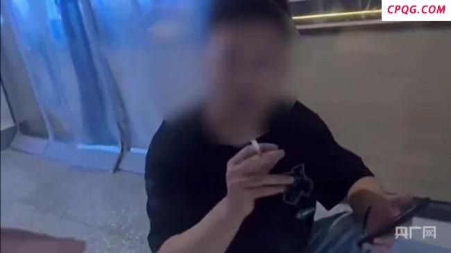 外国小哥制止男子室内吸烟后续