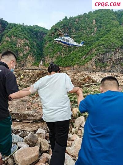 北京警用直升机持续开展空中救援 密云灾区物资投送与人员转运