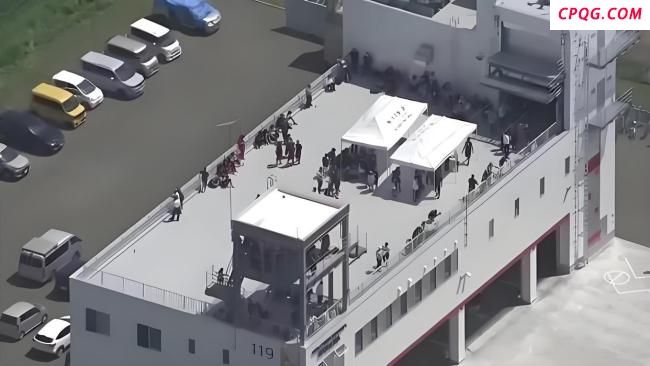 航拍海啸抵达日本：民众挤满屋顶