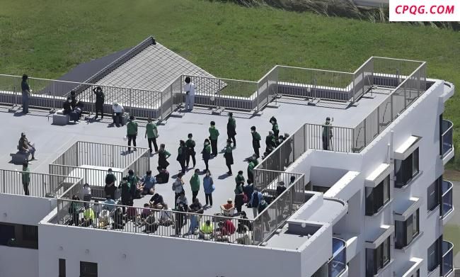 航拍海啸抵达日本：民众挤满屋顶 沿海城市紧急避难
