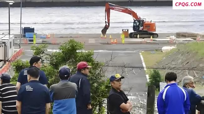 航拍海啸抵达日本：民众挤满屋顶 沿海城市紧急避难
