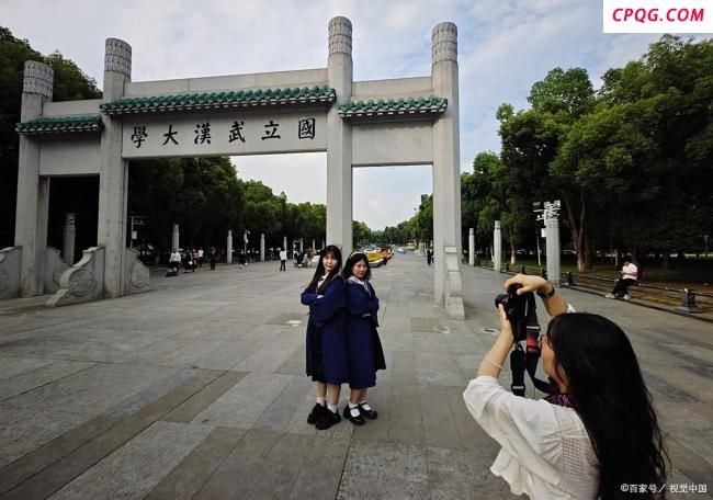 武大图书馆事件女生陷入舆论漩涡