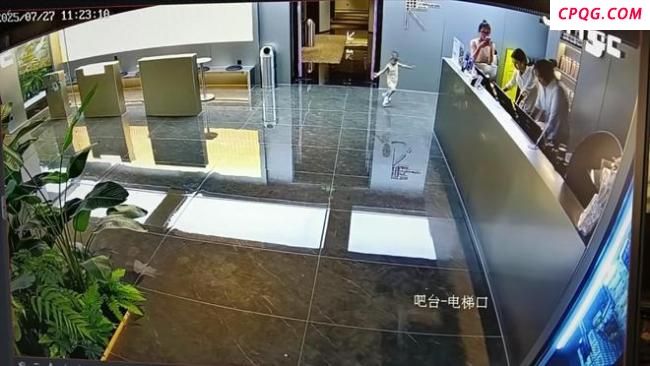 小孩在酒店磕伤 酒店拒赔引家长不满