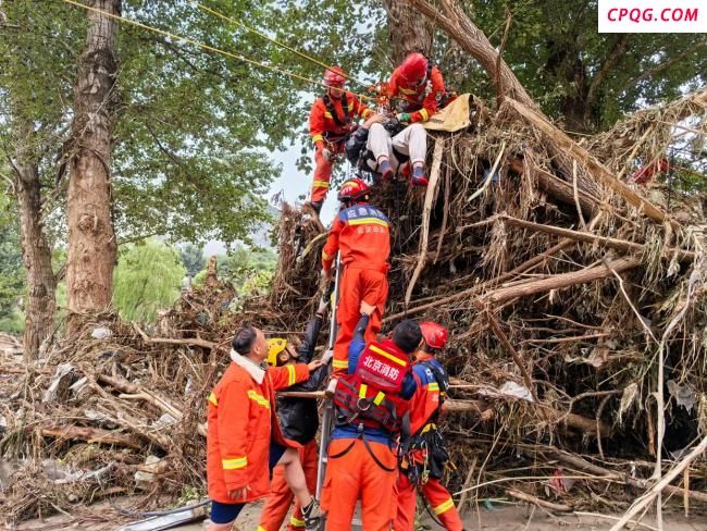 6人因暴雨被困山顶100小时成功获救