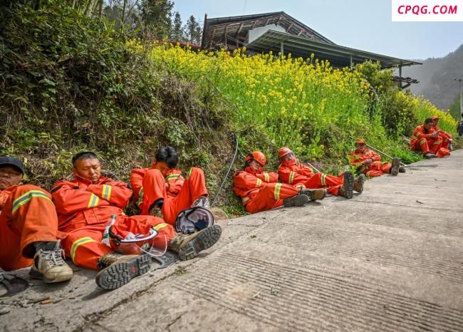 河北暴雨冲垮进村路 乡书记徒步进村 救援艰难挺进灾区
