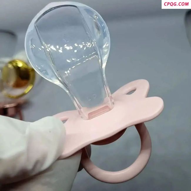 成人安抚奶嘴月销量破千？专家：危害不小 解压神器背后的隐患