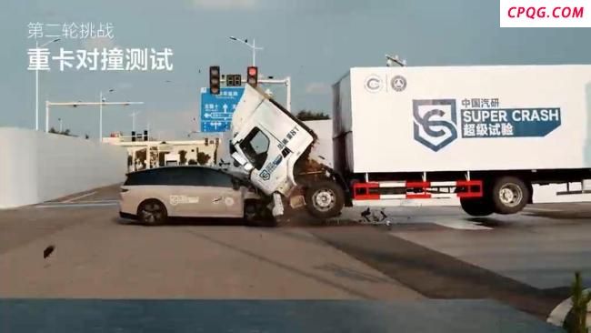 理想i8撞8吨重卡 究竟谁“翻车”了
