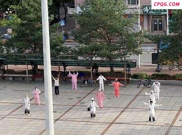 女子报警硬刚清晨5点广场舞