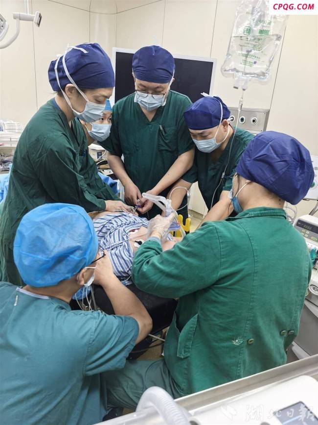 4岁娃狂吃零食体重80斤只能坐着睡 手术后终于能躺睡
