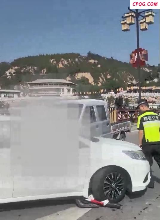 警方回应“女司机逆行顶撞交警” 事件正在调查处理