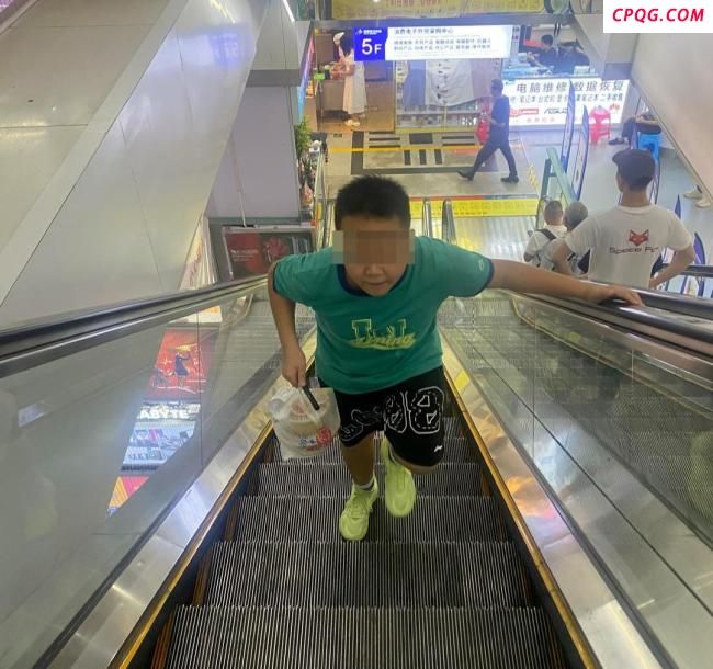 媒体：跑楼小孩代送外卖藏风险