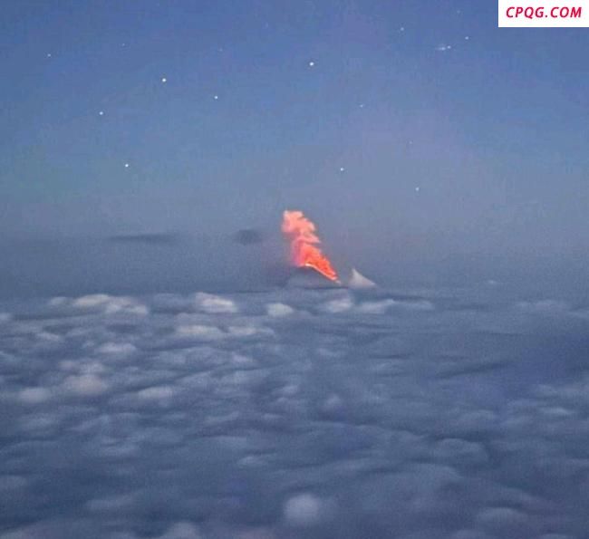 俄火山喷发画面