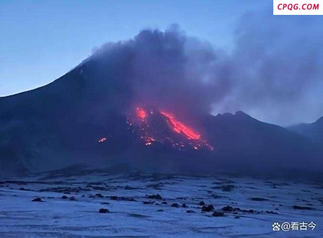 俄火山喷发画面 堪察加半岛上演“冰与火”