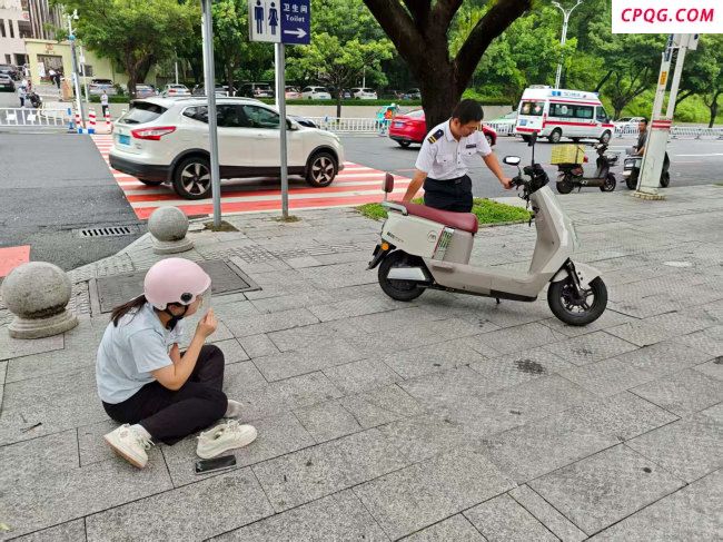 女子骑车摔倒抽搐 路人纷纷救助