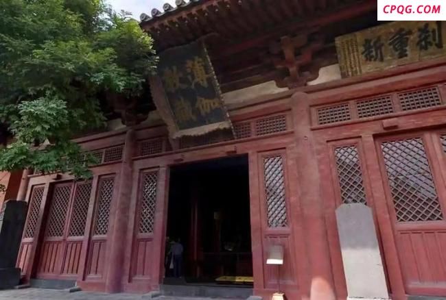 大同华严寺殿墙遭游客刻字 警方调查 古迹保护引热议