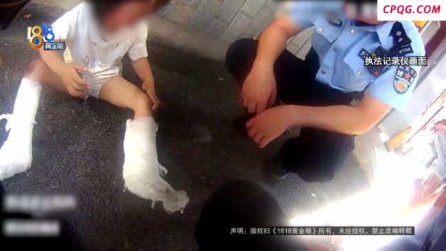 女童双腿受伤骨折忍痛爬下楼找妈妈 警民合力救助