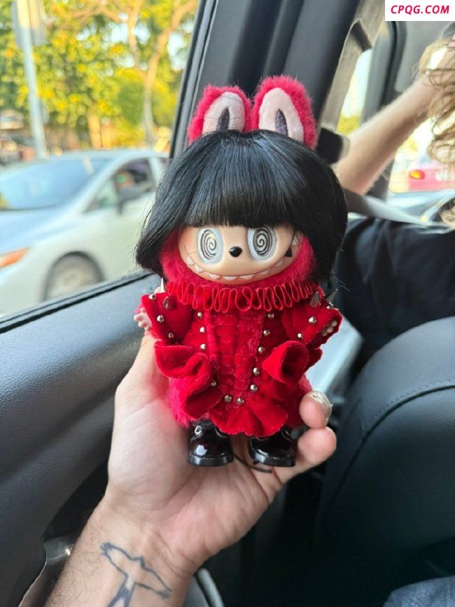 LadyGaga带Labubu出街 网友：Labubu的造型与本人完美呼应