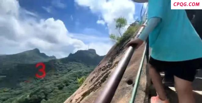 男子坠崖景区称防护措施是有的 安全盲区引发关注