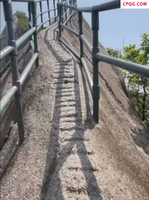 男子坠崖景区称防护措施是有的 安全盲区引发关注