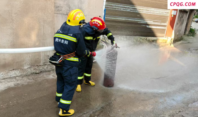 液化气着火老人竟用拖把灭火 不当操作险酿大祸
