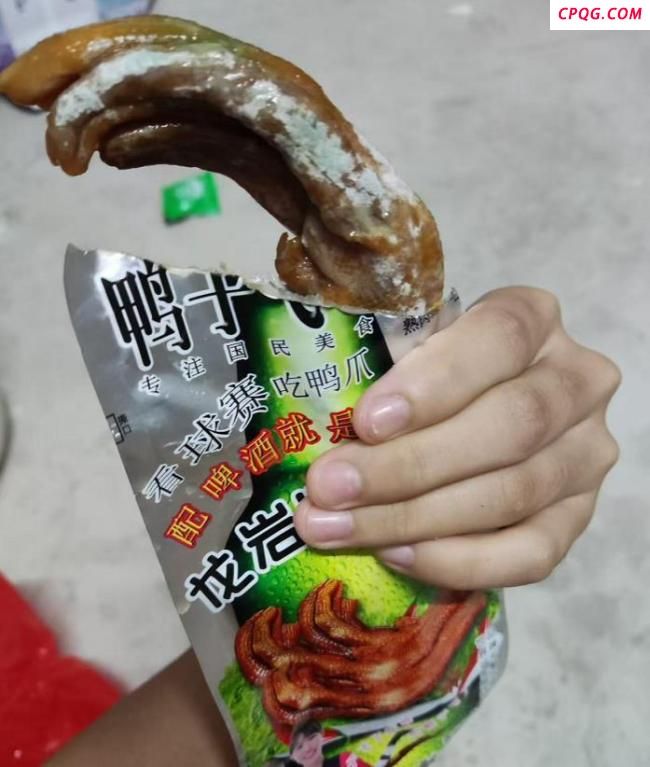 消费者曝光知名零食品牌鸭爪发霉 赔偿争议升级