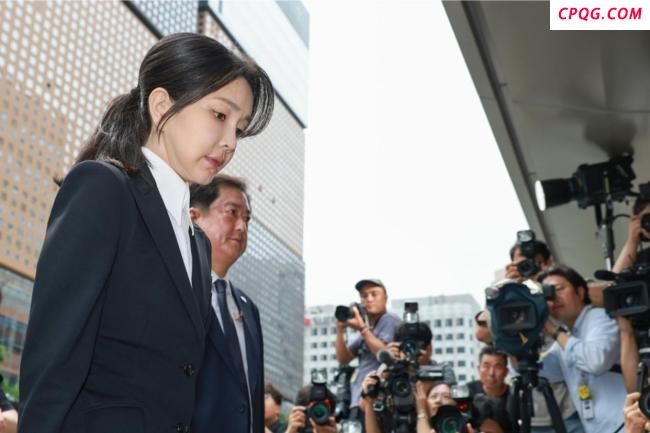韩前第一夫人涉多项嫌疑 首次公开传讯引发关注