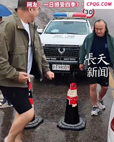 伊昭公路3车乘客戴头套危险探窗