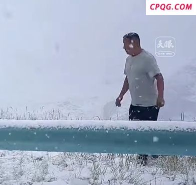 伊昭公路3车乘客戴头套危险探窗 雪中奇遇记