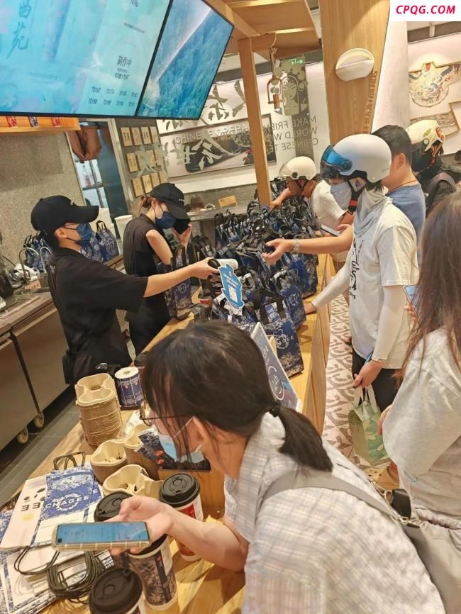秋天的第一杯奶茶你喝了吗 全国多地奶茶店爆单
