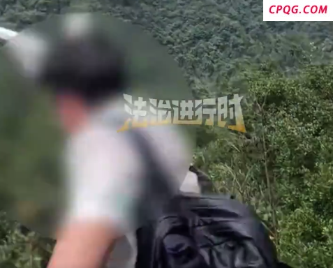 小伙拍照险些坠落幸好抓住路灯：已老实，拍照选择安全地段