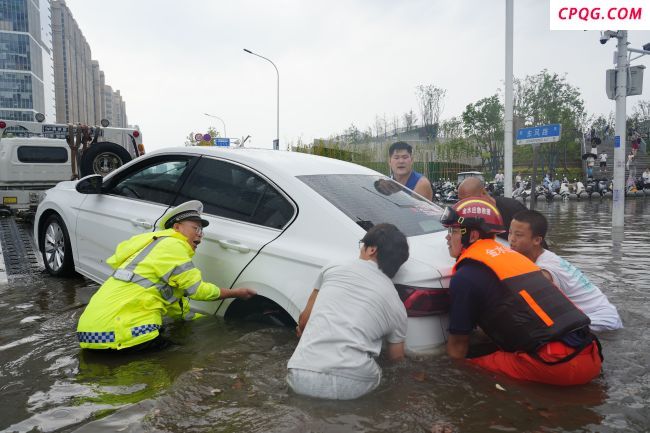 郑州交警发布暴雨安全提示 确保市民出行安全