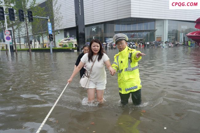 郑州交警发布暴雨安全提示 确保市民出行安全