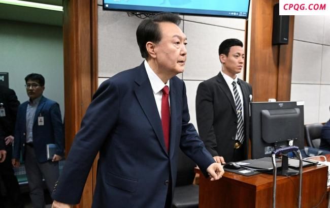 韩媒模拟尹锡悦拒捕：10个人都没架走 荒诞闹剧引发国际关注