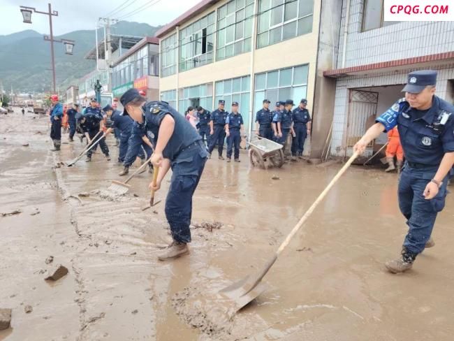 探访甘肃榆中山洪救援现场 多部门合力抢险救灾