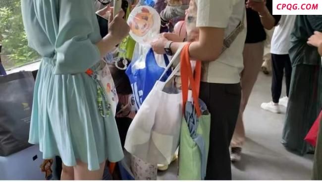 上海动物园大熊猫“和风”过生日 猫粉热情互赠周边